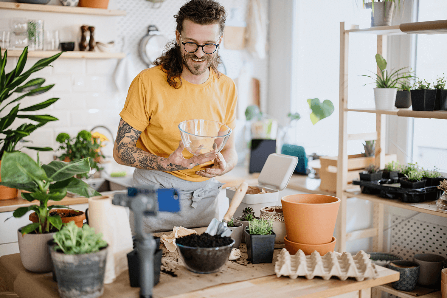 hombre cuidando plantas