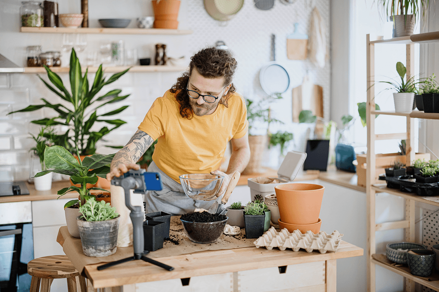 hombre cuidando plantas