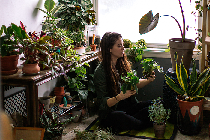 mujer sentada mirando plantas